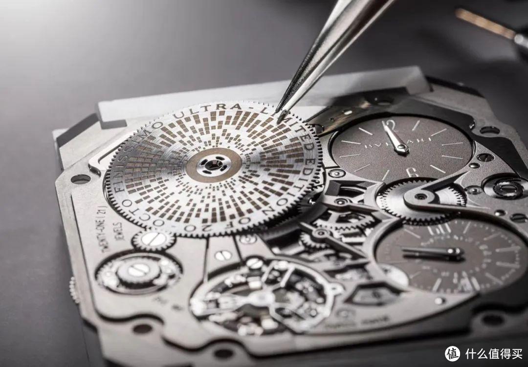 盘点那些震惊四座的超薄腕表，机械表只有1.7毫米厚是什么体验？