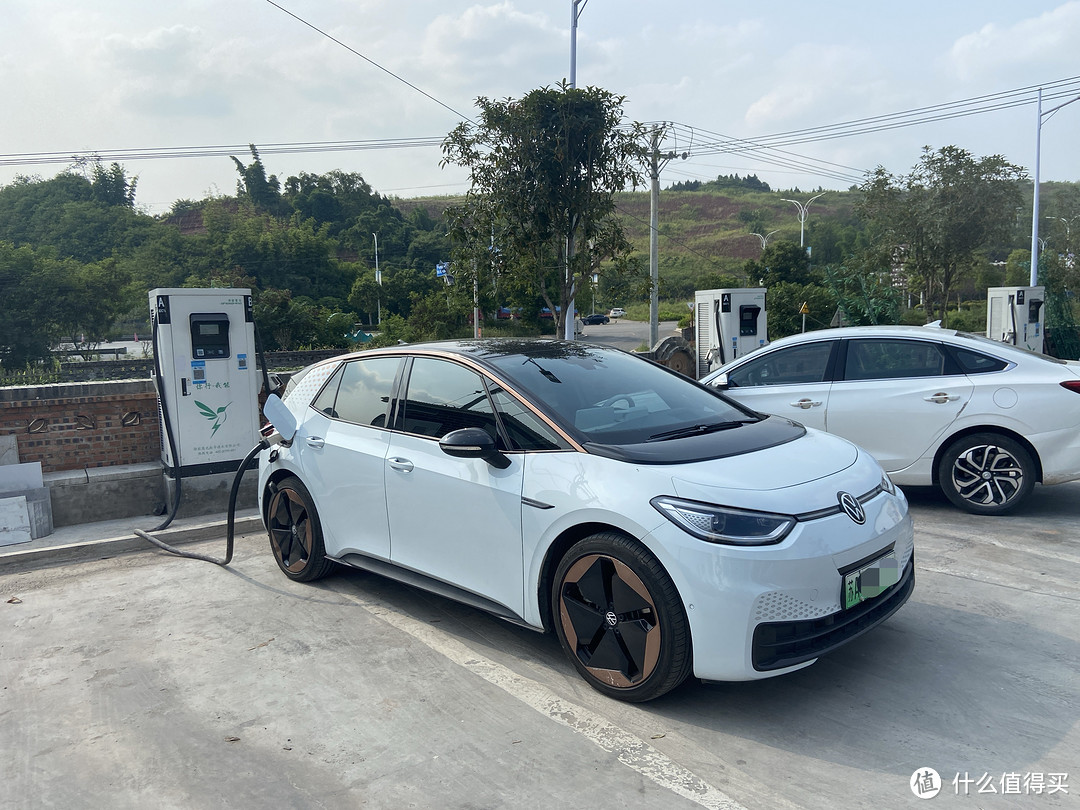 充电功率100KW，实际最高能跑90KW左右，20%-80%大概在25-30分钟。