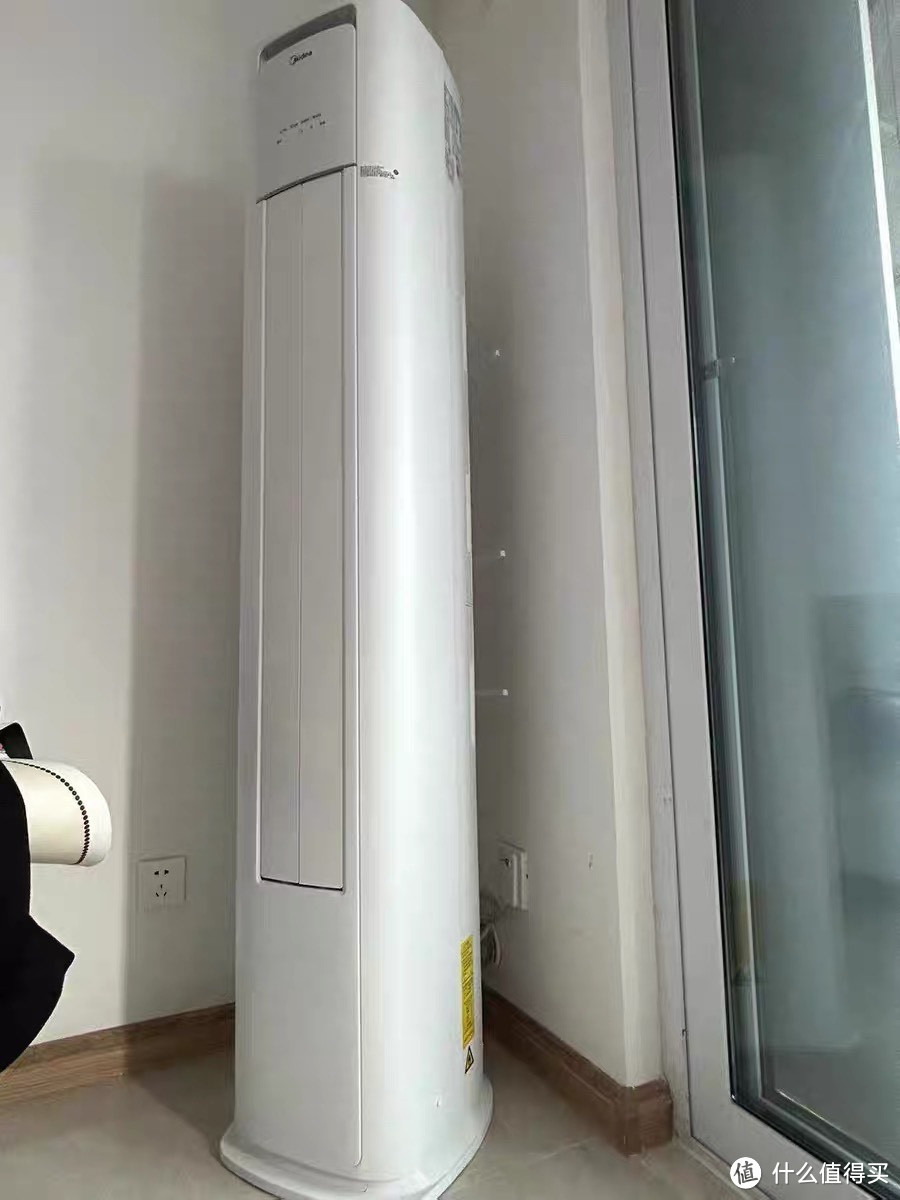 美的酷省电空调：智能节能，客厅的清凉守护者