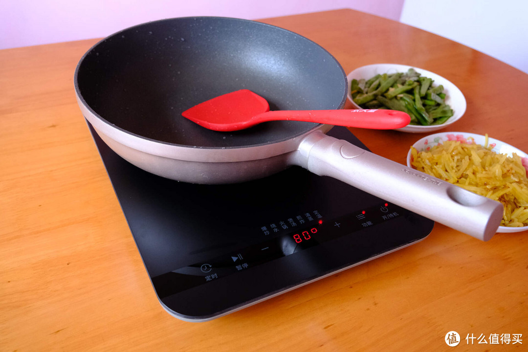 精准稳控，不焦糊：宫菱MEC电磁炉让厨房新手也能成为烹饪高手！