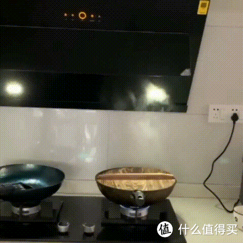 中式烹饪的油烟大，别选错油烟机了，不然污染空气又危害身体！