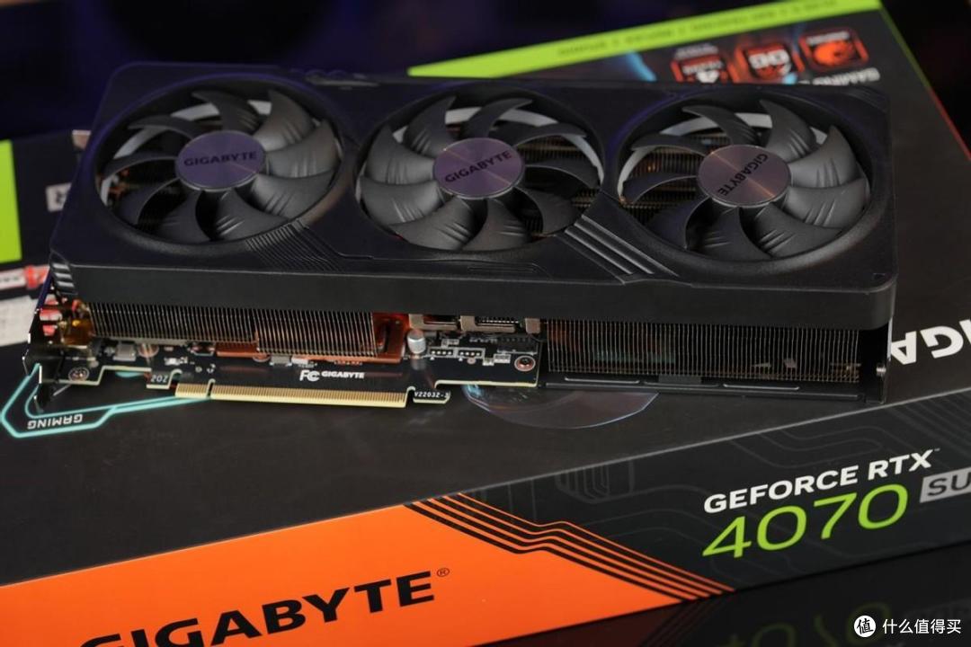 技嘉RTX 4070 SUPER魔鹰显卡评测：游戏+AI生产力通吃 ！