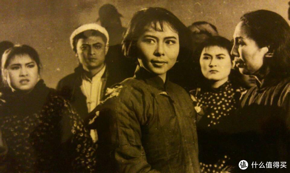 看到86岁吴彦姝出场,才懂什么叫优雅老去!盘发旗袍、仪态大方