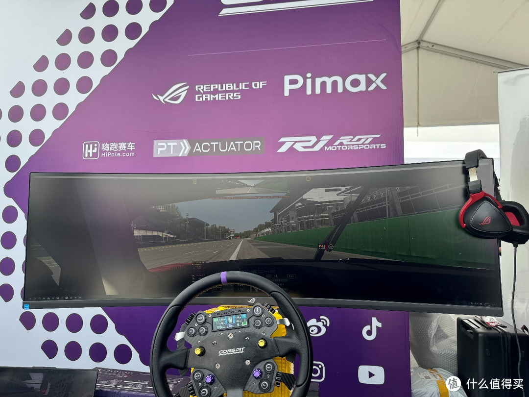 F1上海站惊现ROG绝影49Pro电竞显示器，助力赛车模拟游戏畅玩！