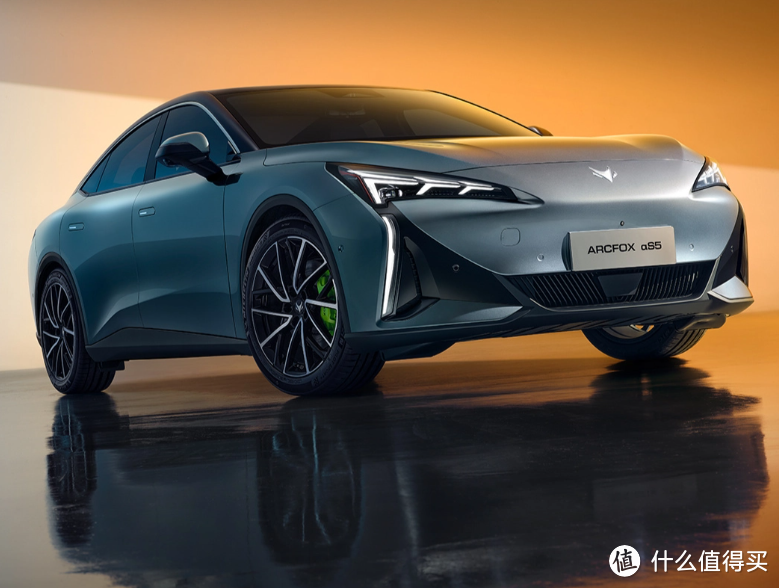 未来出行新选择：极狐阿尔法S5，800伏高压架构引领纯电中型车市场