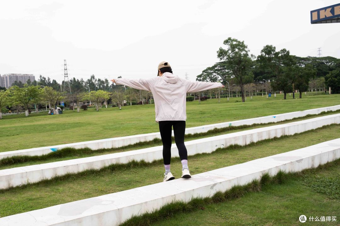 说走就走的夏天 可以轻松收纳的天石鹅轻量铠甲防晒衣