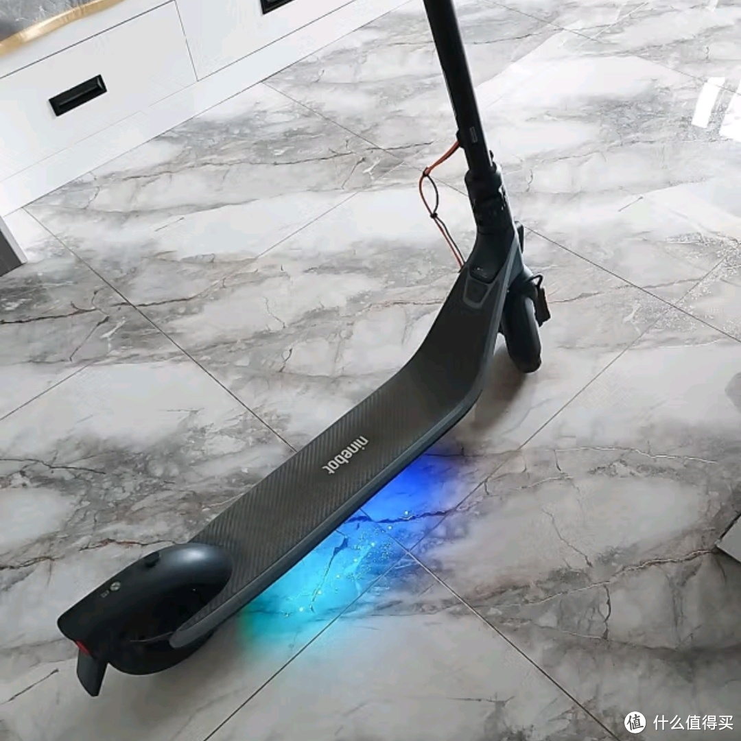 Ninebot九号电动滑板车C15，一款专为城市出行设计的便携电动滑板车