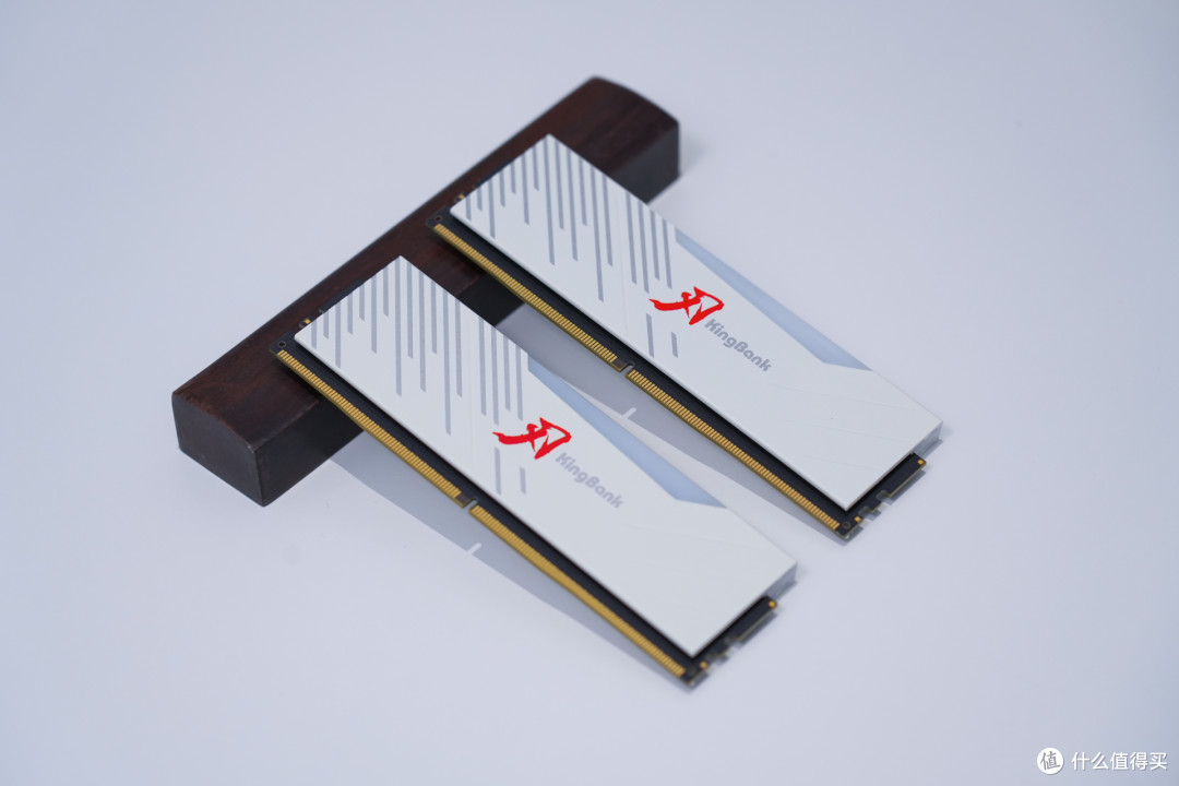 14700K+4070TiSUPER,纯白白色鱼缸机箱装机体验怎么样?