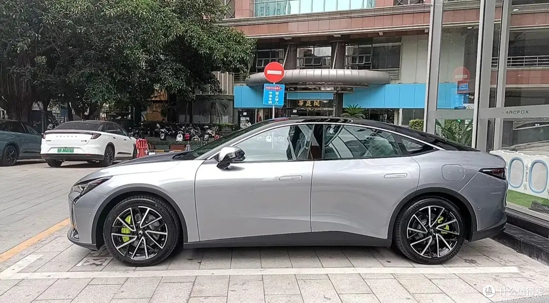 应该还有低配车型推出,极狐阿尔法S5开启预售19.98万元起