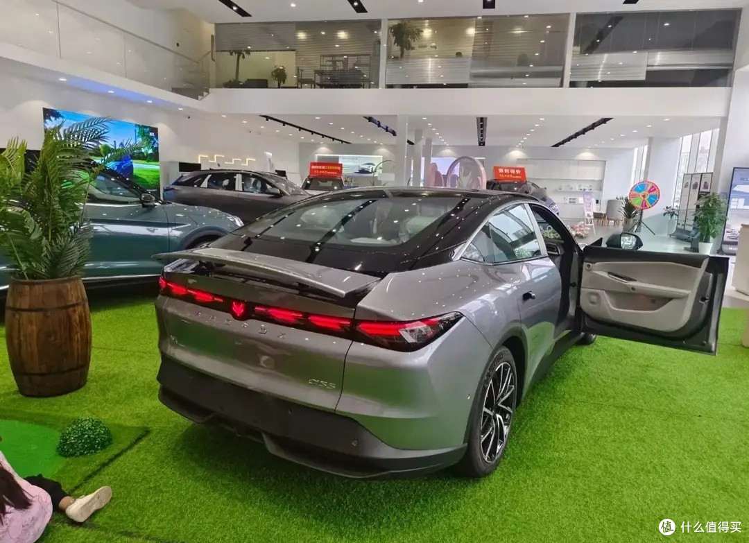 应该还有低配车型推出,极狐阿尔法S5开启预售19.98万元起