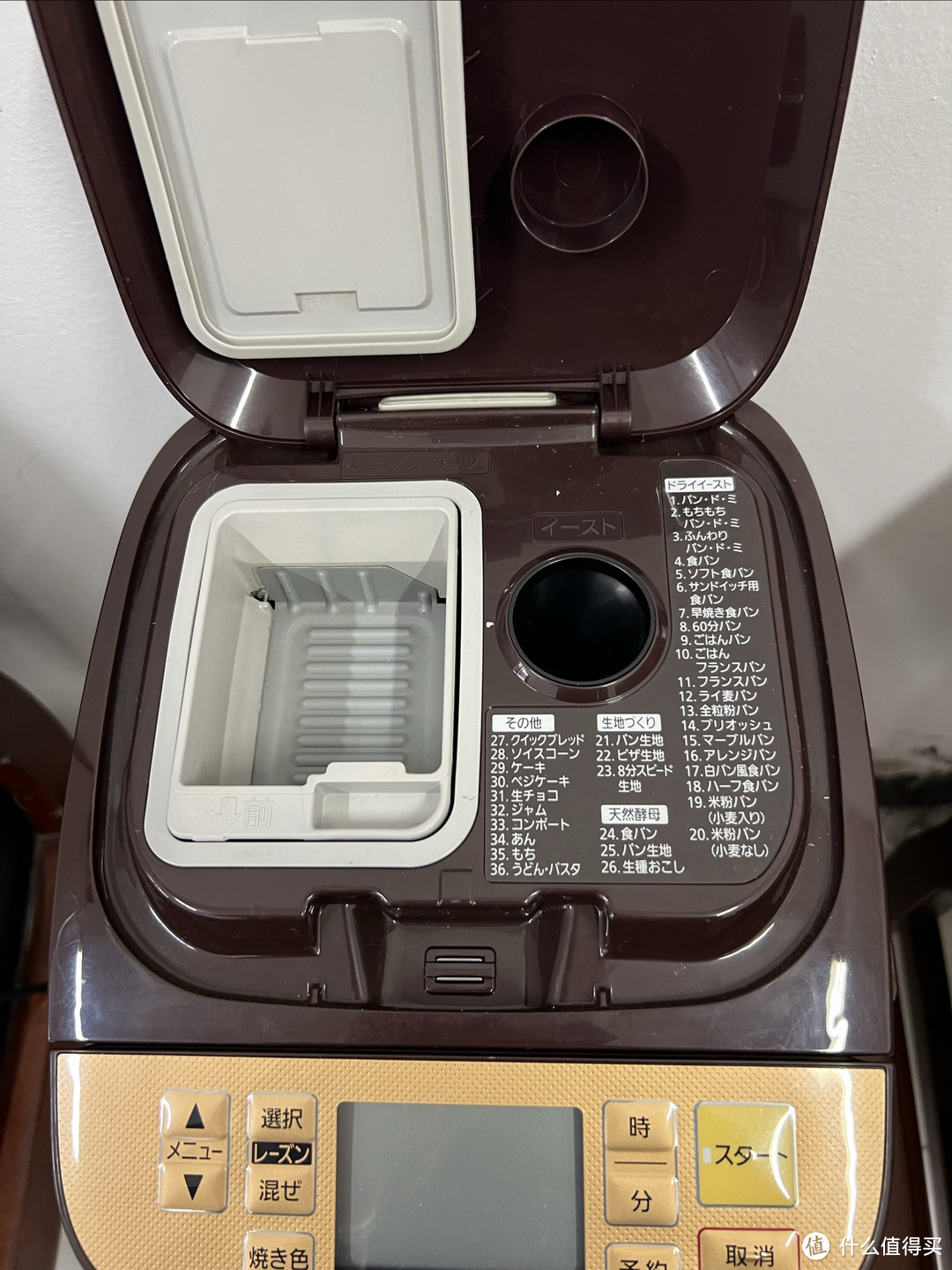 海淘了一个松下的面包机，又是一款用了8年的松下电器，它的型号是SD-BMT 1001