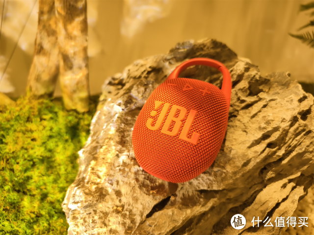 JBL CLIP 5音质算是掌上蓝牙音箱的小霸王，防水耐用，户外音乐之选