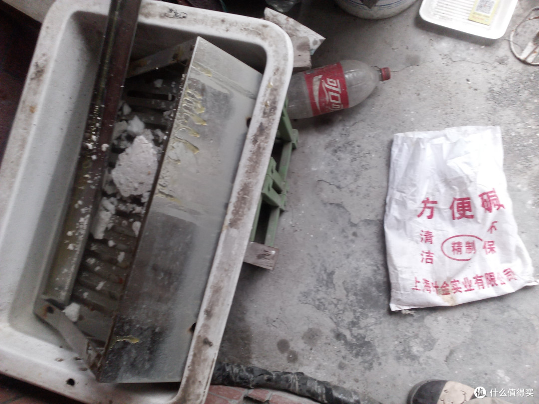 工程水斗上线，拆下来的网罩和接油槽进在里面，放碱浸泡，时间：12h起步