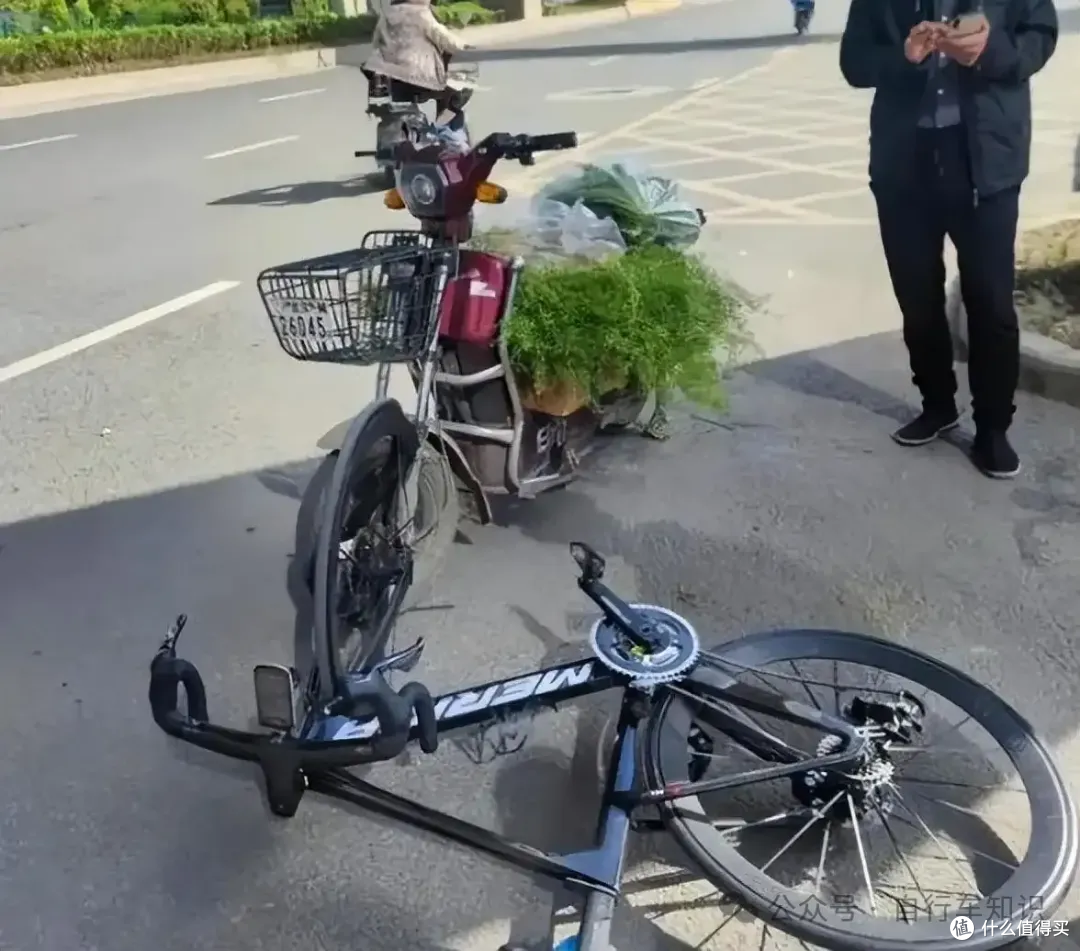 12万元自行车上路被撞,车主:只索赔前轮,共3.2万元