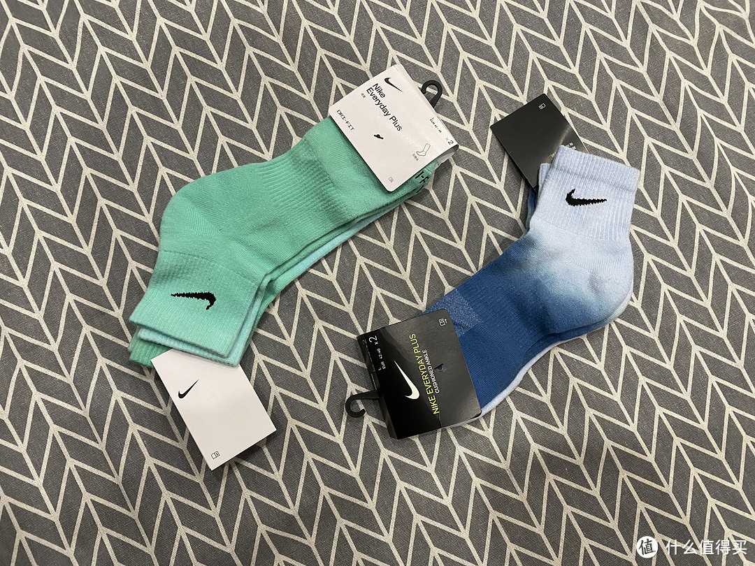 时尚渐变色，Nike Everyday Plus速干短袜