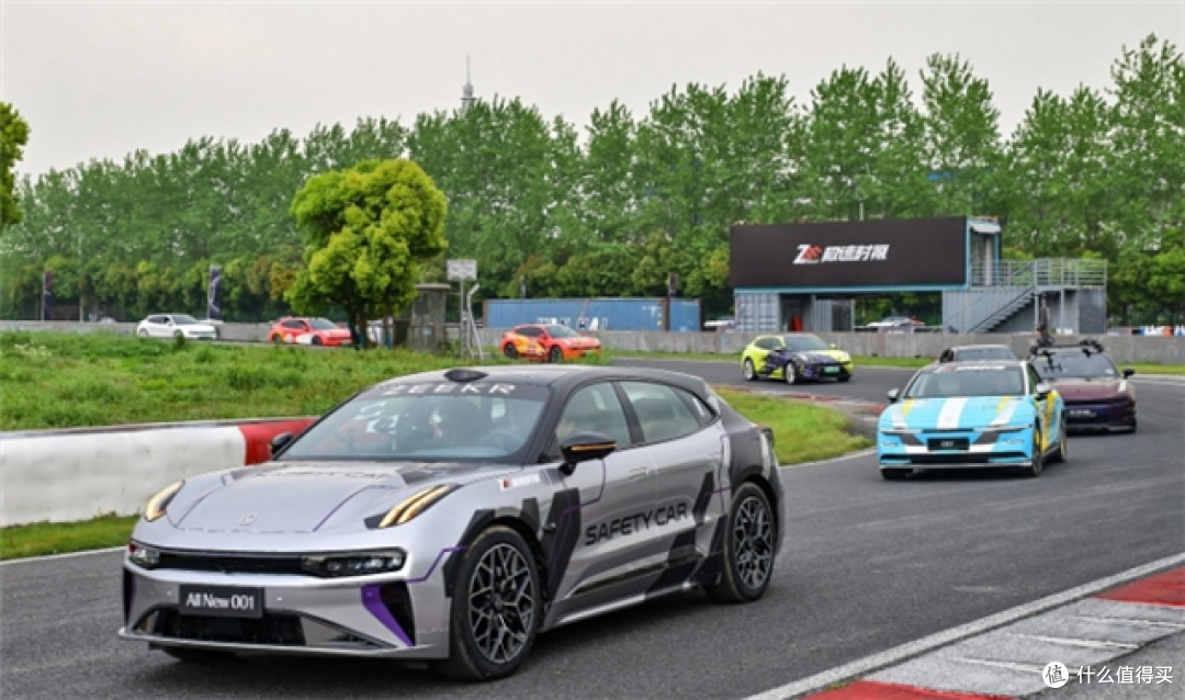F1中国赛刚结束,来聊聊上海“男小伟”周冠宇的有趣代言