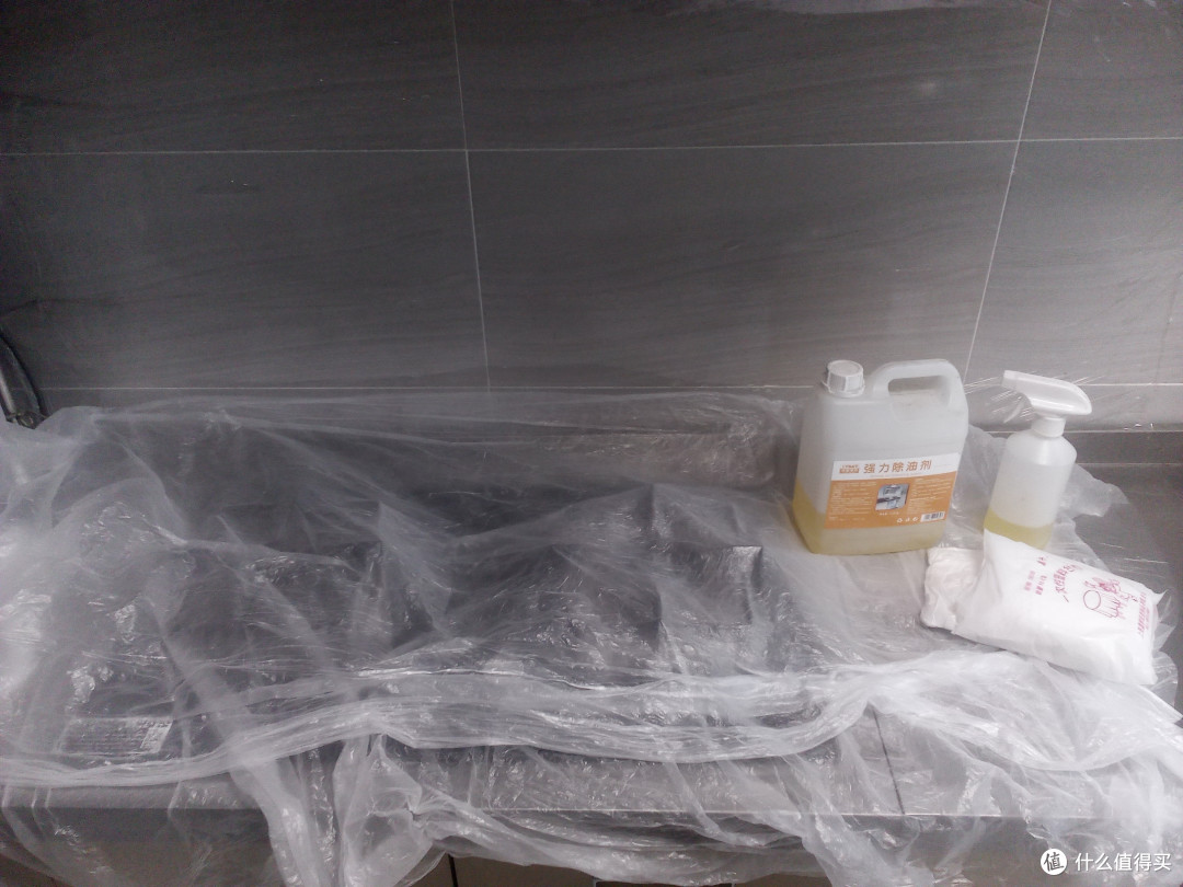 另一主角上场：强力去油污清洗剂，注意这家的液体是黄色的
