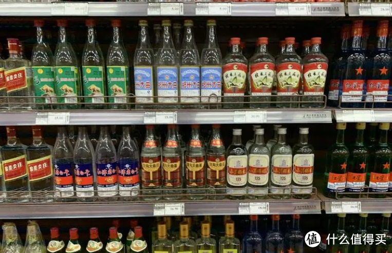 超市里的4款“裸瓶”酒，行家经常买，价格还不贵，值得囤起来