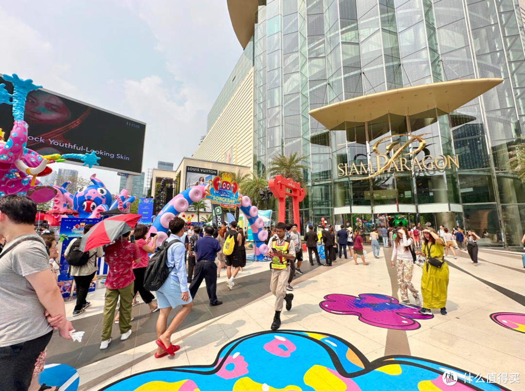 泰国泼水节：百丽宫商场打造夏季主题庆祝泼水节，非常壮观，来泰旅游不要错过！