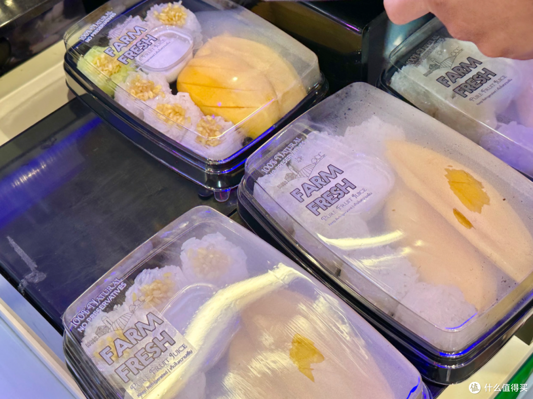 来泰国必打卡的新开EMSPHERE商圈,设有50 米长的水隧道迎接泼水节,2024 年 4 月活动满满