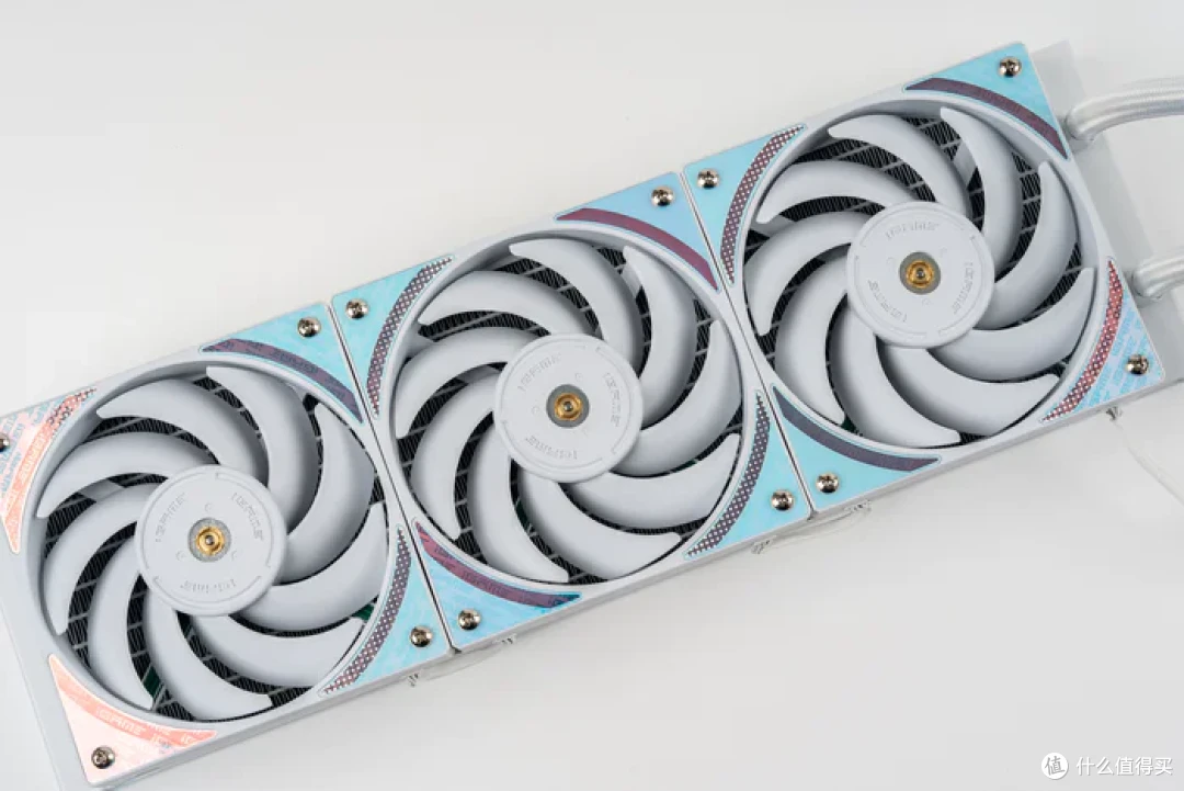 简洁七彩虹 iGAME ULTRA——B760M UltraZ+ 4060 UltraW+ C23MA UltraZ 装机分享