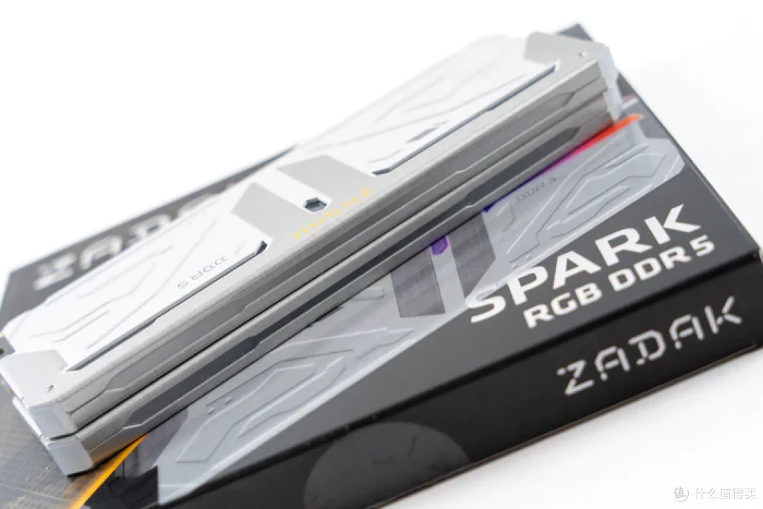 简洁七彩虹 iGAME ULTRA——B760M UltraZ+ 4060 UltraW+ C23MA UltraZ 装机分享