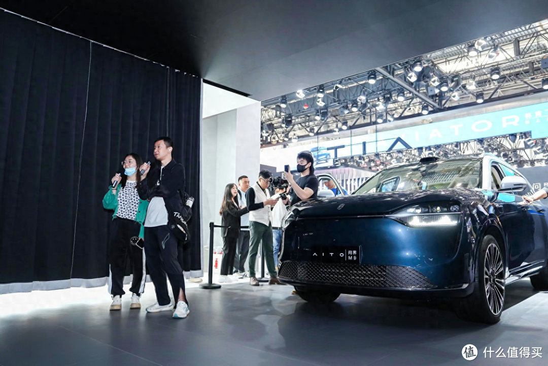 AITO问界M9智能大灯投影功能亮相北京车展 全场大合唱引爆热烈氛围