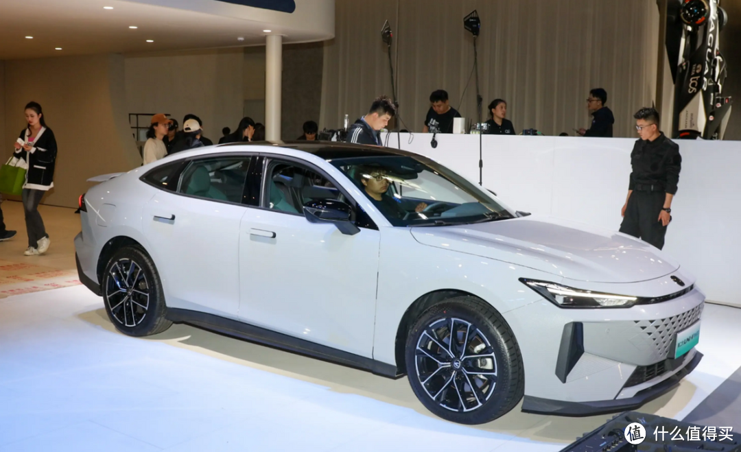 长安启源、深蓝等品牌重磅登场，33款新车亮相北京车展