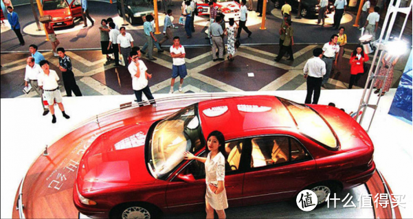 北京车展“三大怪”：消失的车模，趴进去的老外，还有一红和一绿