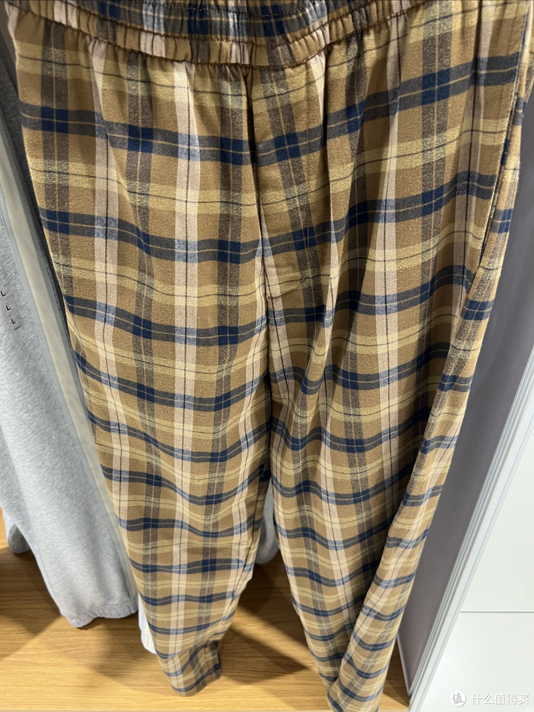 优衣库的法兰绒松紧九分裤裤子原价199元，现在79元了，就是尺码只有一个S了！
