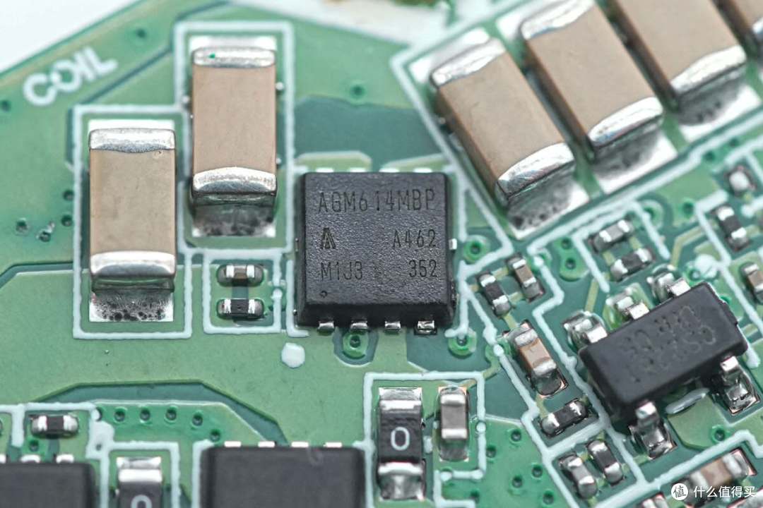 拆解报告：UGREEN绿联15W Qi2磁吸无线充电器W703