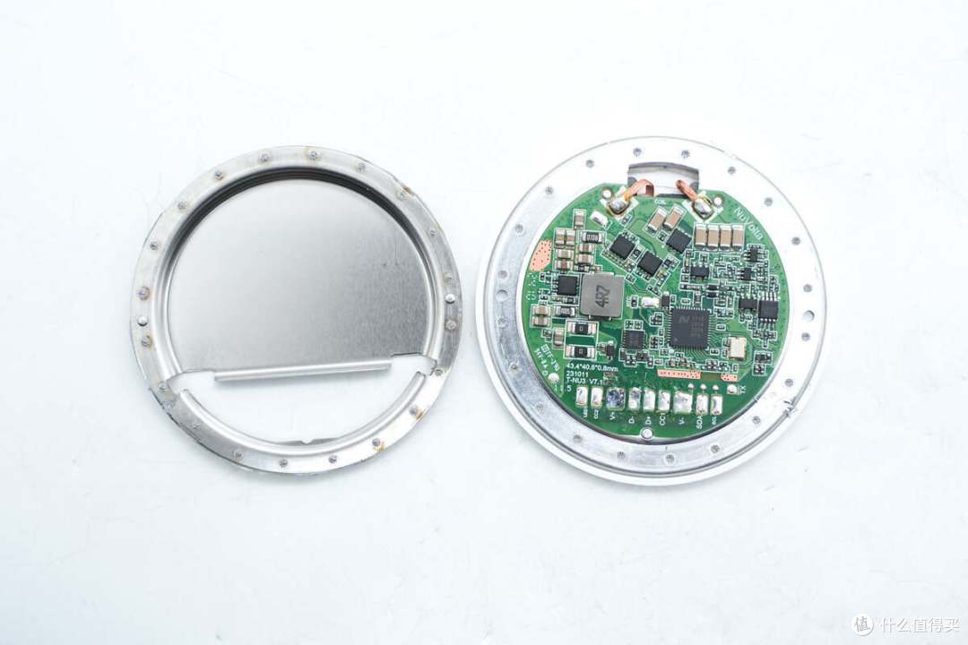 拆解报告：UGREEN绿联15W Qi2磁吸无线充电器W703