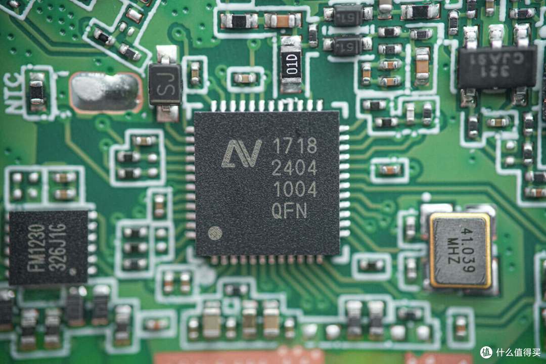 拆解报告：UGREEN绿联15W Qi2磁吸无线充电器W703