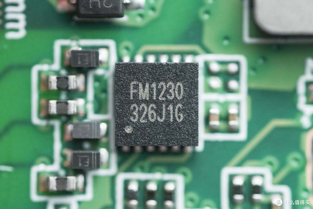拆解报告：UGREEN绿联15W Qi2磁吸无线充电器W703