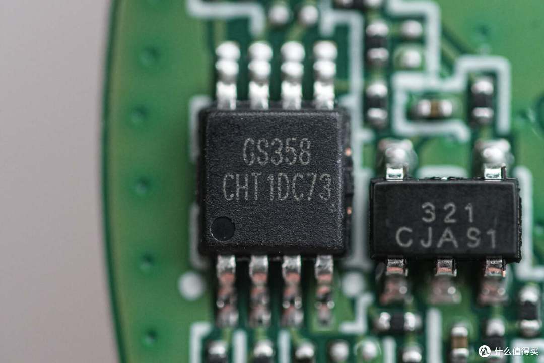 拆解报告：UGREEN绿联15W Qi2磁吸无线充电器W703