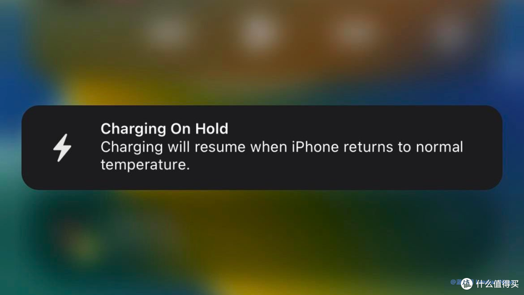 苹果提醒用户给iPhone充电时不要将其放到枕头/毯子/身体下(防止过热)