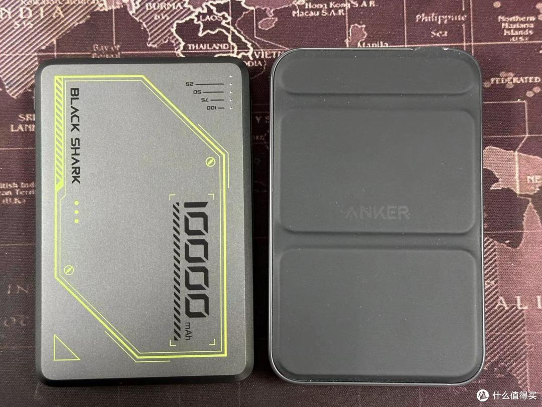右侧为anker5000ma磁吸充电宝
