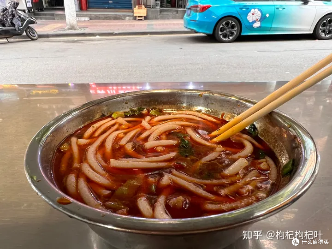 早上坐在路边吃粉，慢慢清醒