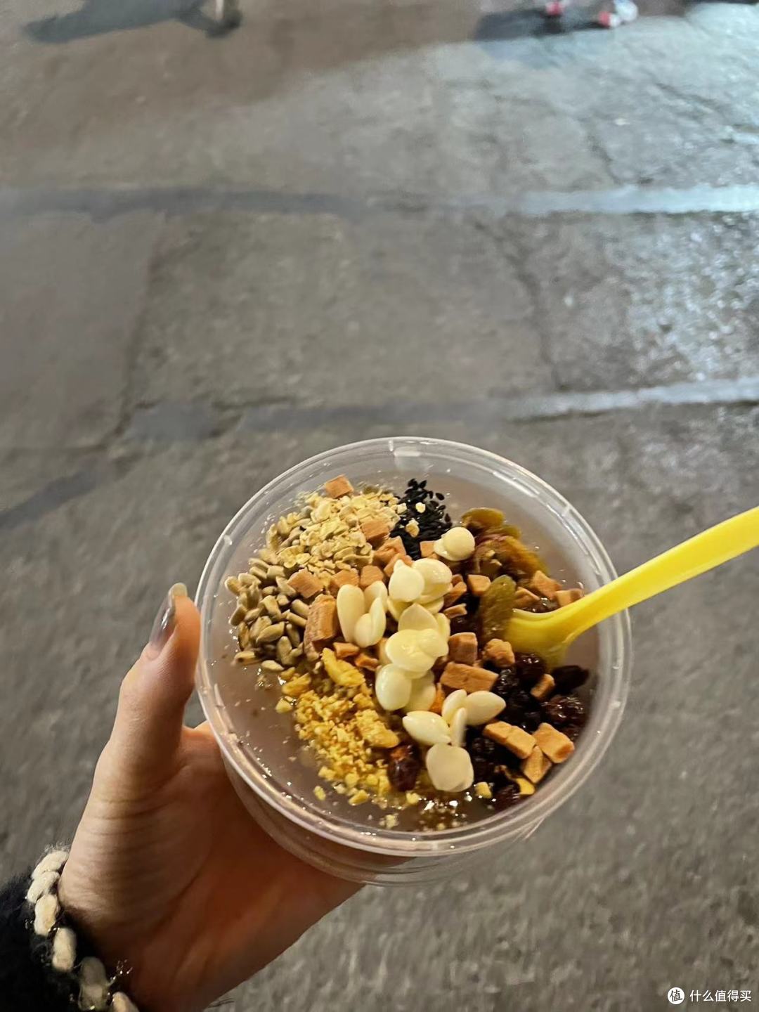 杏仁茶，热的，感觉就是藕粉加了很多的小料，有些甜。