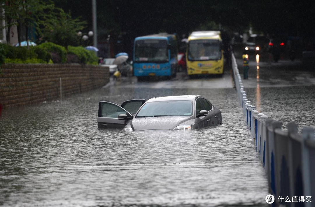 武汉一场暴雨，成为压倒燃油车“最后稻草”，车主：不想挣扎了