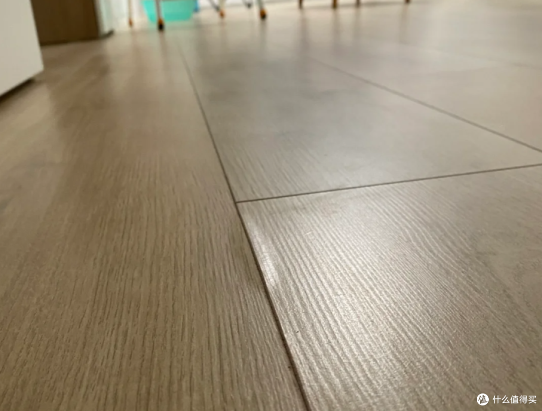 学邻居在地砖上重铺一层木地板,半年后,我哭着拆掉了