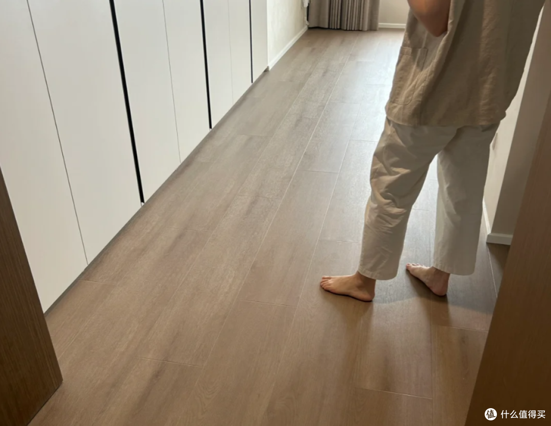 学邻居在地砖上重铺一层木地板,半年后,我哭着拆掉了