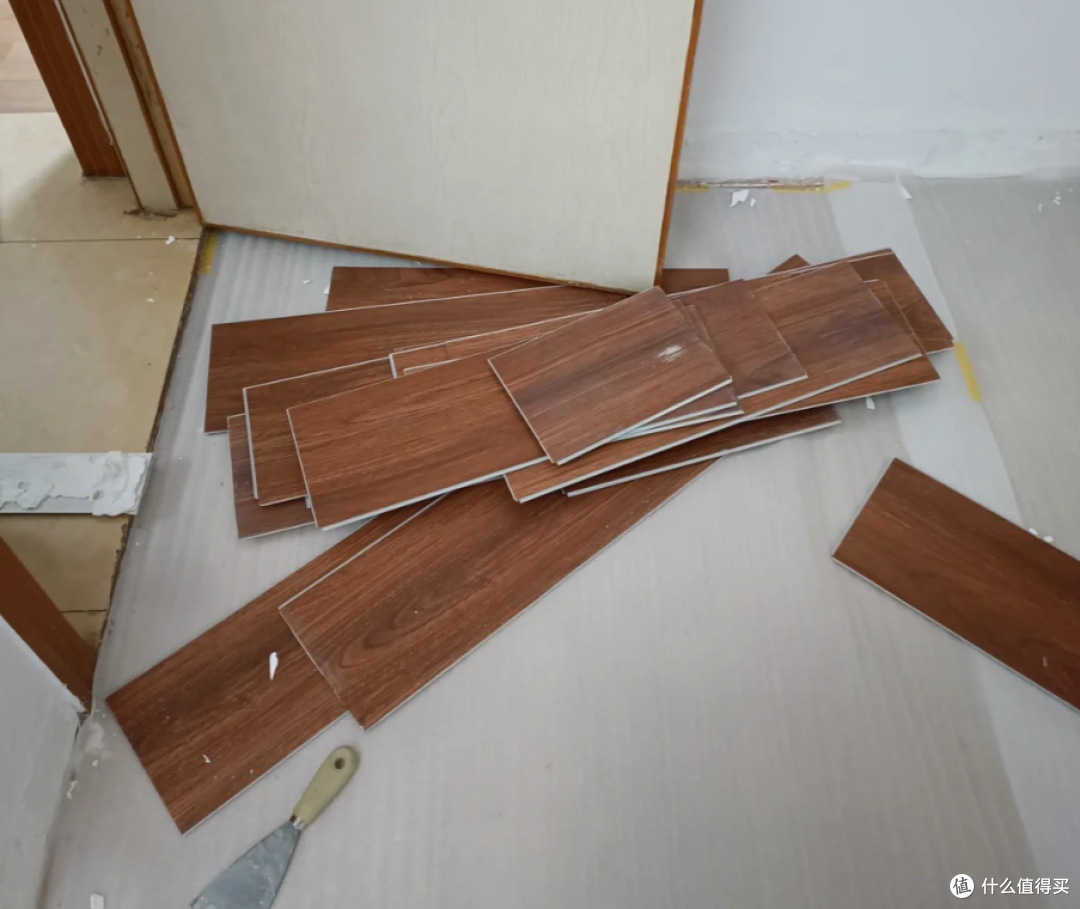 学邻居在地砖上重铺一层木地板,半年后,我哭着拆掉了