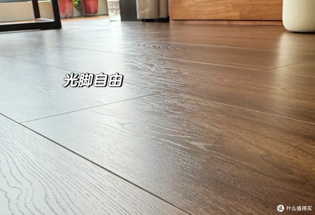 学邻居在地砖上重铺一层木地板,半年后,我哭着拆掉了