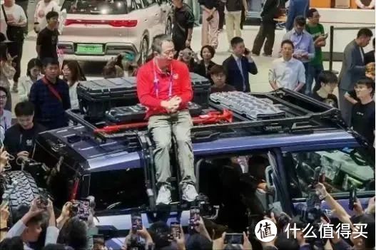 北京车展60多岁老汉对话雷军、周鸿祎：不会卖萌，但会第二热力学
