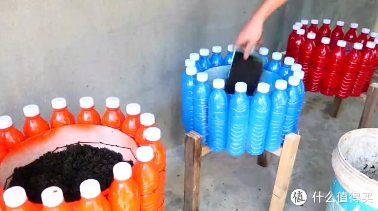 大叔攒了50个“矿泉水瓶”，巧手改造“炫彩花盆”，网友：真有才