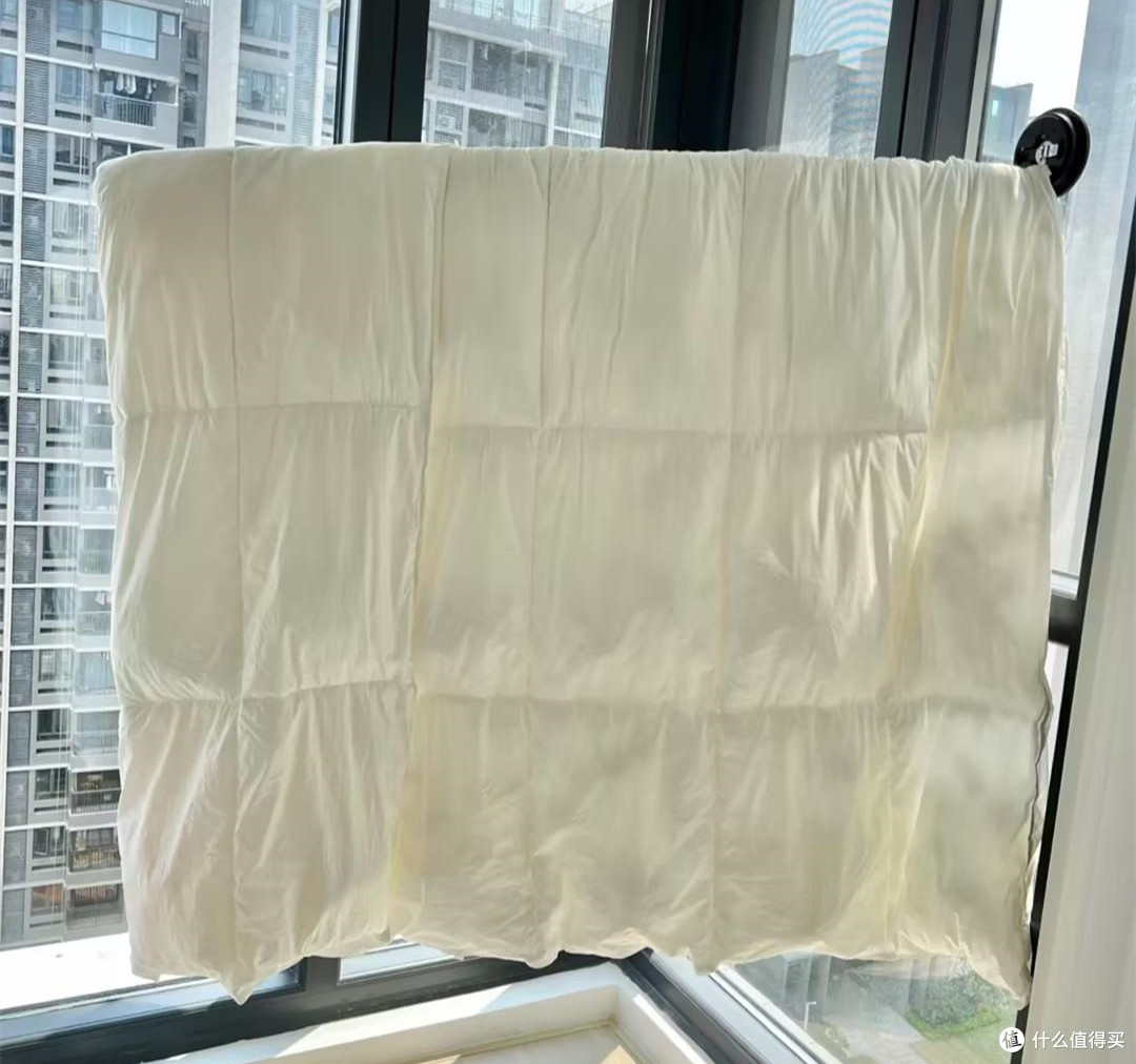 被老婆的家居智慧惊艳到了，阳台这样晾晒衣服，效果好又不会尴尬