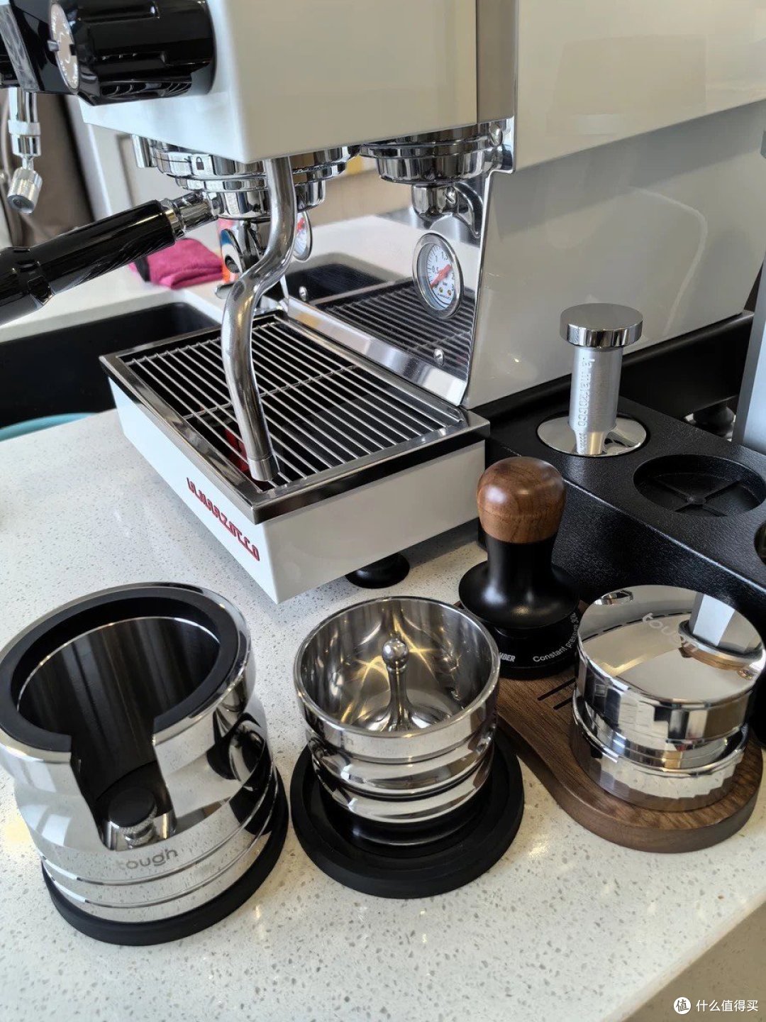 左：镜面款压粉底座。中：镜面款接粉杯。右：镜面款恒击压粉器