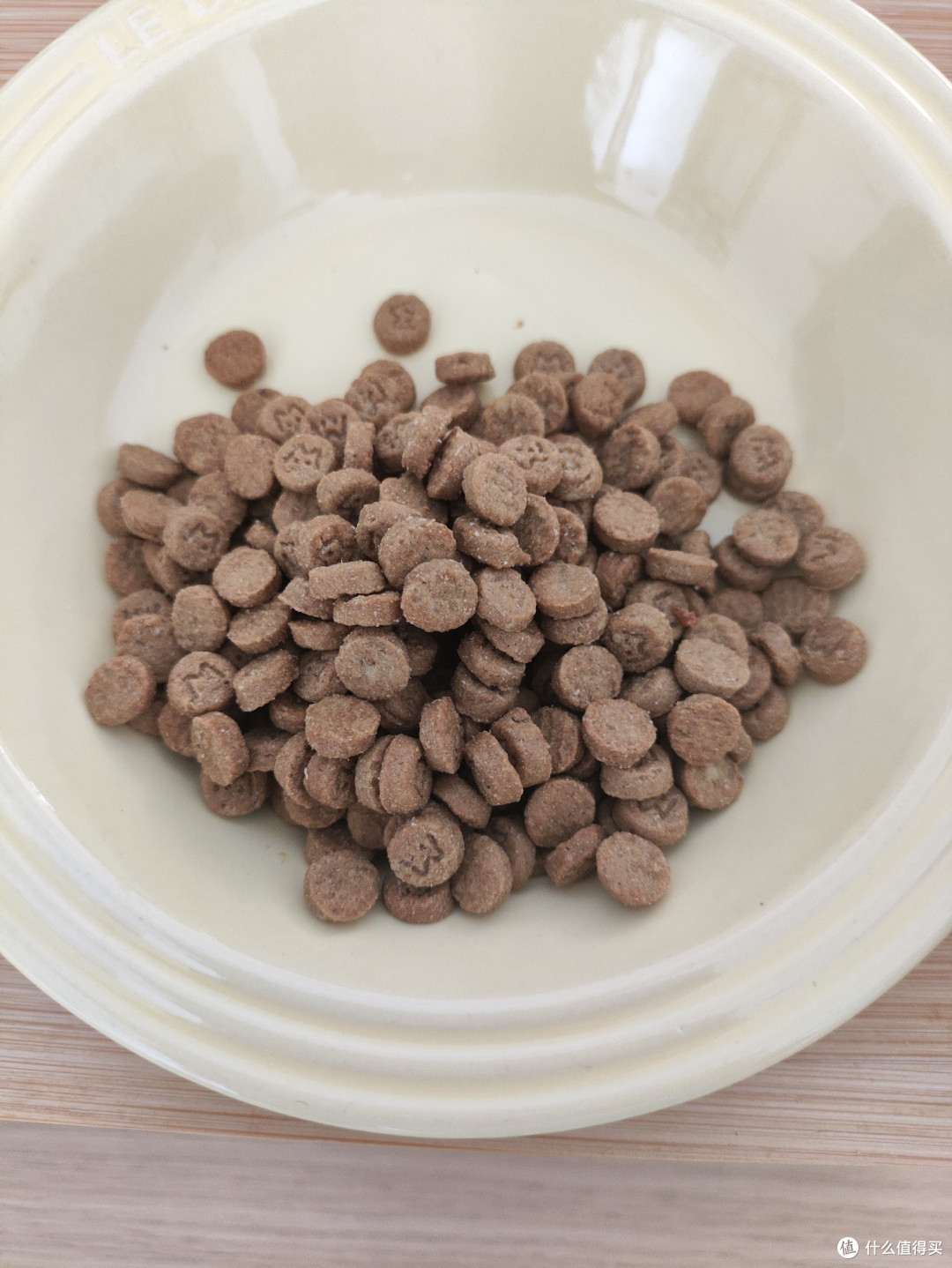 麦富迪barf烘焙粮每粒上面都有个M字，这工艺也是很用心了