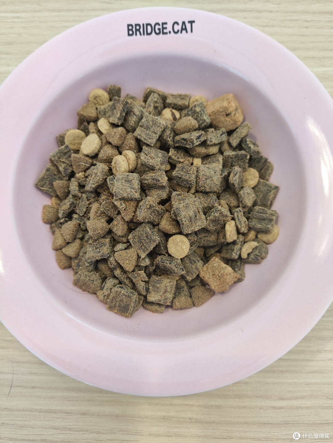 外形像巅峰风干粮，但更脆，很容易碎，有点咸菜味，不像巅峰是纯粹的肉香